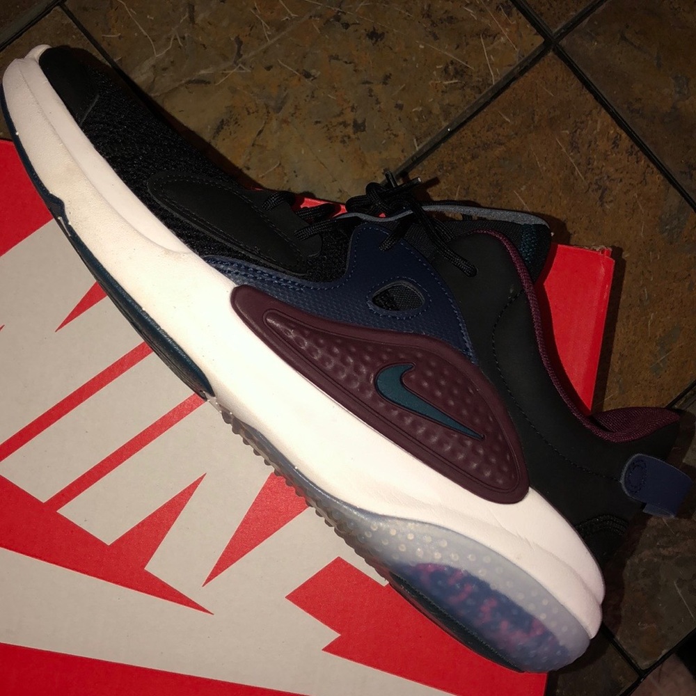 NIKE shoe - Picture 1 of 9